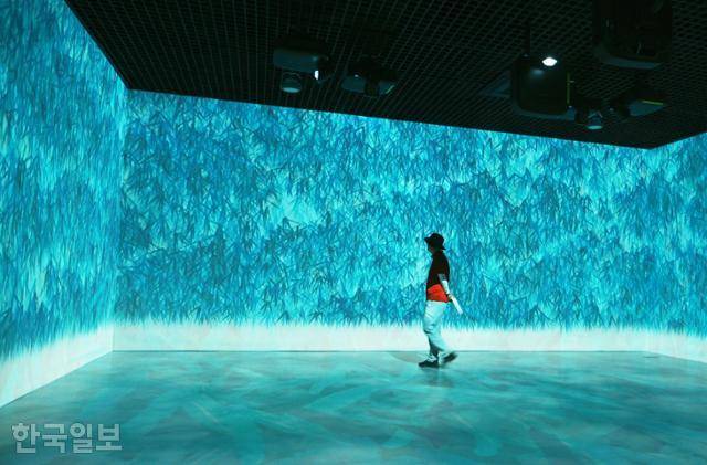 남원시립김병종미술관 미디어전시실 벽면에 김병종 작가의 '생명의 노래, 풍죽'이 다양한 영상으로 전시되고 있다.