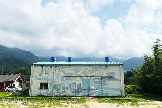 실상사의 '우주예술창고'. 외벽 그림은 우리 사회의 좌우 갈등과 대립을 우주로 날려 보낸다는 의미를 담고 있다.