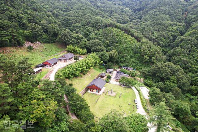 실상사에서 멀지 않은 산자락에 자리 잡은 부속 암자 백장암.