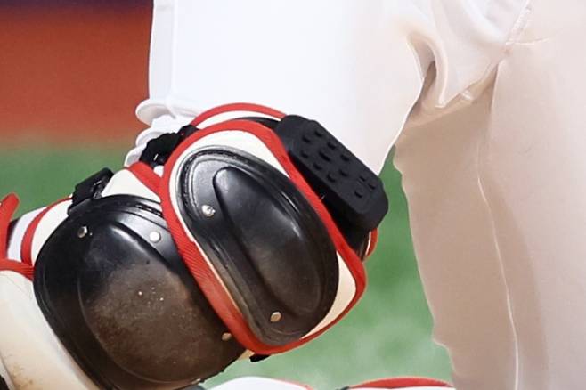 16일 고척 키움 히어로즈전에서 KT 위즈 포수 장성우가 오른쪽 무릎 위에 피치컴 송신기를 착용하고 출전했다. KT 위즈 제공