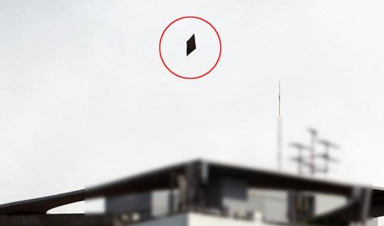 24일 오전 서울 용산구 대통령실 상공에서 북한이 부양한 것으로 추정되는 대남 오물풍선 쓰레기(빨간동그라미)가 떨어지고 있다. 앞서 북한은 이날 오전부터 대남 오물풍선을 다시 살포하며 10번째 풍선 도발에 나섰다. 뉴스1