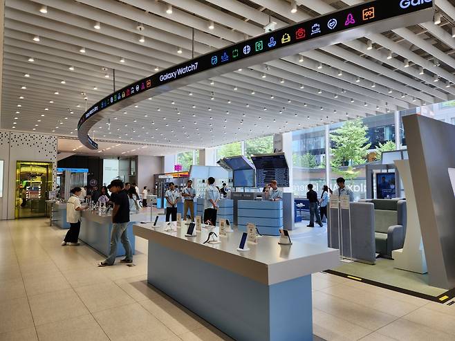 삼성스토어 홍대점 1층 모바일 전시공간에 '갤럭시 Z폴더블6'를 체험할 수 있는 공간이 마련돼 있다. 사진=김대영 기자