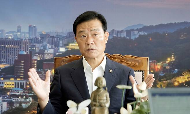 이승로 서울 성북구청장이 최근 구청 집무실에서 가진 세계일보와 인터뷰에서 “민선 8기 후반기에도 주민 삶의 현장을 지키겠다”며 “지난해 새롭게 도입한 분야별 현장구청장실을 시작으로 구민과 소통의 장을 더 확대하겠다”고 강조하고 있다. 성북구 제공