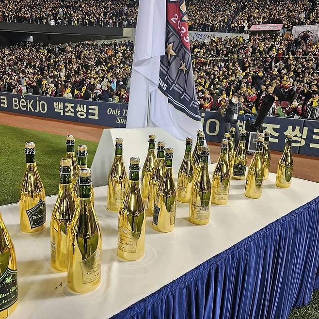 드링크인터내셔널의 골든블랑 샴페인은 작년 프로야구 코리안시리즈 최종 결정전에도 등장했다. 작년 우승팀 LG트윈스가 우승 축하주로 골든블랑 샴페인을 선택했기 때문이다. /드링크인터내셔널 제공