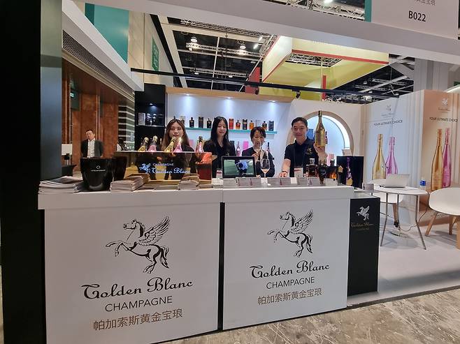 2024 홍콩 와인 아시아엑스포에 참가한 골든 블랑 부스. 골든블랑은 한국 주류기업 드링크인터내셔널(인터리커)이 프랑스에 주문자생산방식으로 만든 샴페인이다. /박순욱 기자