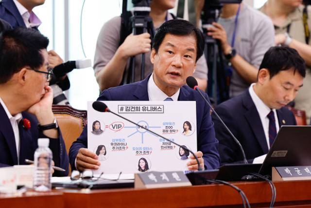 박균택 더불어민주당 의원이 19일 서울 여의도 국회 법제사법위원회에서 열린 윤석열 대통령 탄핵소추안 발의 요청 국민동의 청원 관련 청문회에서 질의하고 있다. 뉴스1