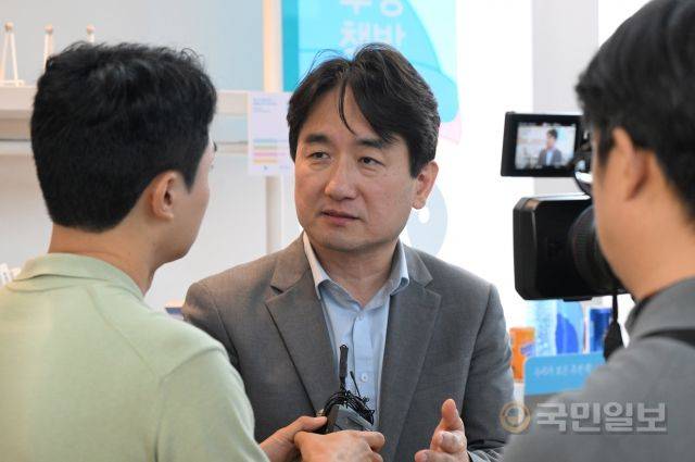 류화현 대표가 위메프 1층에서 언론과 인터뷰하고 있다.