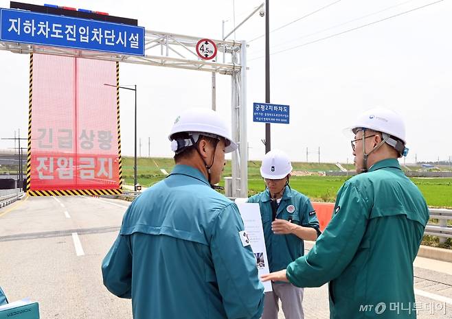 (이한경 행정안전부 재난안전관리본부장이 12일 충북 청주시 오송읍 소재 4개 지하차도를 방문해 침수 대비 긴급 점검을 하고 있다.(행정안전부 제공) 2024.7.12/뉴스1 Copyright (C) 뉴스1. All rights reserved. 무단 전재 및 재배포, AI학습 이용 금지.
