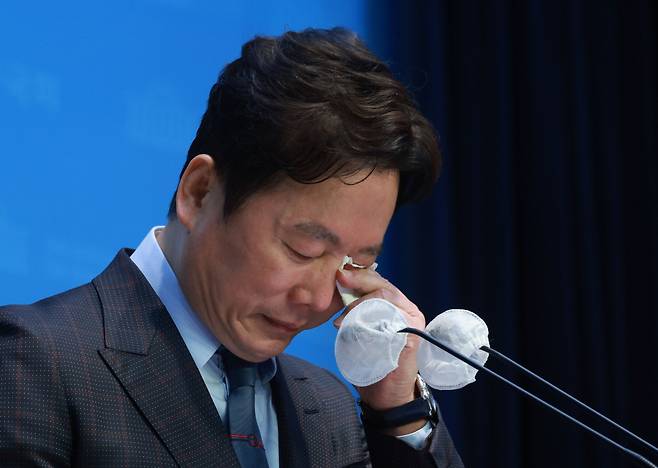 더불어민주당 정봉주 전 의원이 18일 국회 소통관에서 기자회견 도중 눈물을 흘리고 있다. ⓒ연합뉴스