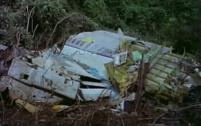 세 동강 난 비행기 잔해. ('꼬리에 꼬리를 무는 이야기')