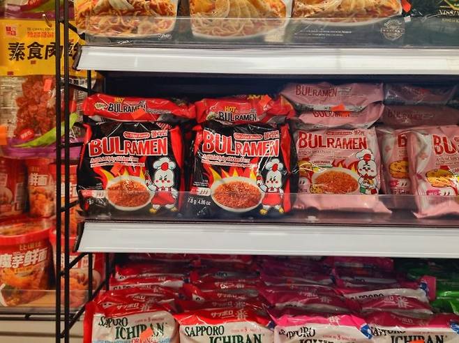 미국 뉴욕 맨해튼의 H마트에 진열된 짝퉁 불닭볶음면 '불라멘' (사진=임온유 기자 ioy@)