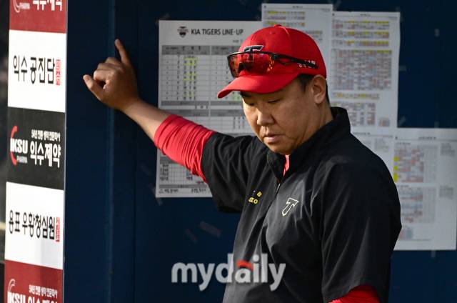 2024년 7월 10일 서울 잠실야구장에서 '2024 신한 SOL Bank KBO리그' KIA 타이거즈와 LG 트윈스의 경기가 열렸다. KIA 2루수 김선빈이 5회말 LG 선두타자 구본혁의 번트 안타 때 1루 베이스 커버를 하던 중 구본혁과 충돌한 뒤 쓰러지자 KIA 이범호 감독이 걱정하고 있다./마이데일리