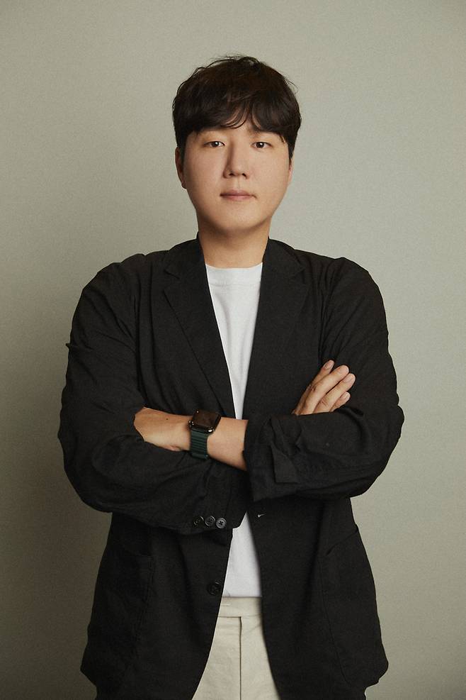 넷플릭스의 오리지널 예능 ‘신인가수 조정석’을 연출한 양정우PD가 26일 오후 서울 여의도 콘래드호텔에서 열린 ‘넷플릭스 예능 페스티벌’에 참석해 포즈를 취하고 있다. 사진 넷플릭스