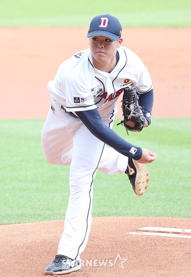 '2024 신한 SOL Bank KBO' 두산-키움전이 25일 서울 잠실야구장에서 열렸다. 두산 선발 시라카와가 역투하고 있다. /사진=김진경 대기자