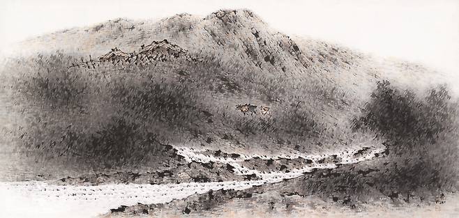 1960년대 완성한 ‘하경(夏景)’. 이상범의 고유 양식이 드러나는 전성기 작품. 푸릇푸릇한 여름, 콸콸 시냇물이 흐르는 풍경 속에서, 소 몰고 귀가하는 촌부의 모습을 담았다. /개인 소장