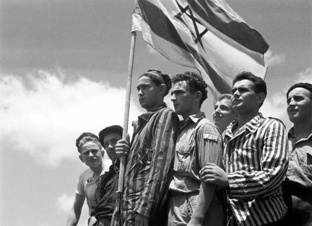 ▲ 독일 부헨발트 수용소에 갇혀있던 홀로코스트 생존자들이 1945년 7월15일 하이파 항구를 바라보며 기뻐하고 있다. ⓒZoltan Kluger