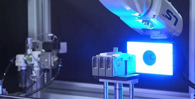 로봇이 비전검사를 통해 저압차단기 불량여부를 확인하고 있다.ⓒLS일렉트릭