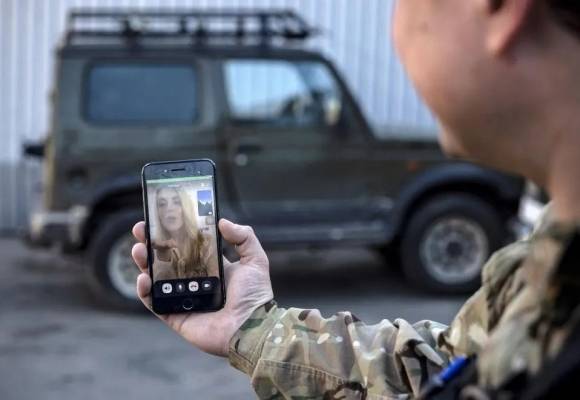 한 우크라이나 군인이 아내와 스마트폰으로 대화를 나누고 있다. 우크라이나 전장에서 휴대전화의 사용은 우크라이나와 러시아 양쪽 모두에서 보편적이며 가족과 연락을 유지하는 용도로만 사용되는 것은 아니다. / 사진=AFP 연합뉴스