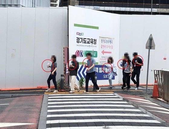 공무원들이 점심식사 후 일회용 컵을 들고 경기융합타운으로 향하고 있다. 경기환경운동연합