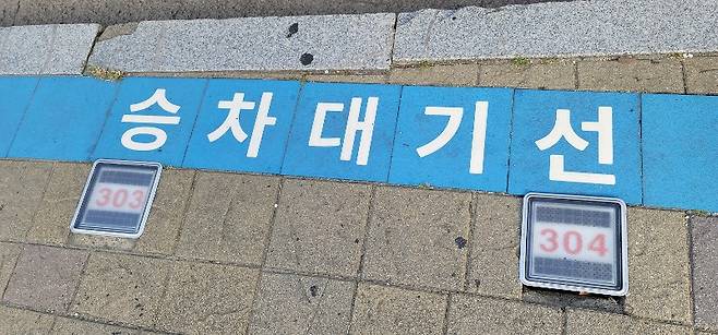 좌석 없이는 승차할 수 없는 좌석 버스 승차대기선. 승차대기선은 인천 연수구가 무질서한 승객들의 승차를 기다리는 순서대로 승차시키기 위해 이미 설치해 시행중이다. 그러나 영종은 무질서한 승차를 방지하기 위해 승차대기선 설치 하나 없다. 좌석 버스 정류방에는 반드시 필요한 시설이다.