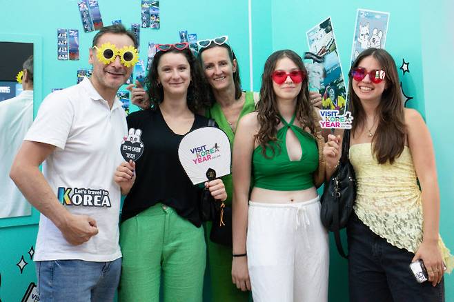 지역관광지 즉석 사진찍기 체험을 즐기는 관람객들 (사진=한국관광공사)