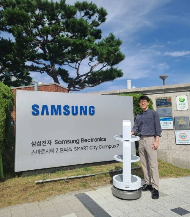 성치원 폴라리스쓰리디 이사(CTO)와 서빙로봇 '이리온' (사진=폴라리스쓰리디)