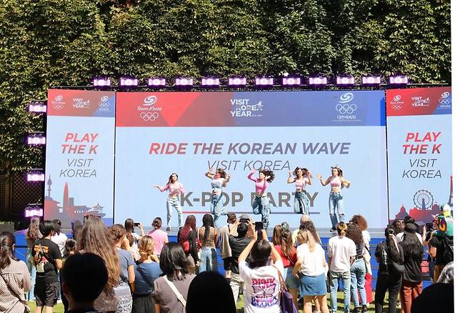 K팝 커버댄스 공연을 즐기는 방문객들. 한국관광공사 제공