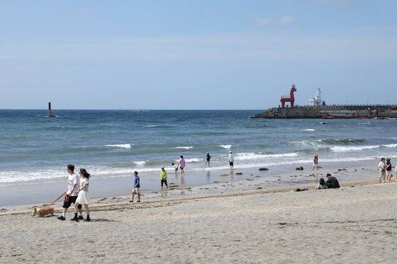 1일 제주 이호테우해수욕장에서 여행객들이 산책을 즐기고 있다. 뉴스1