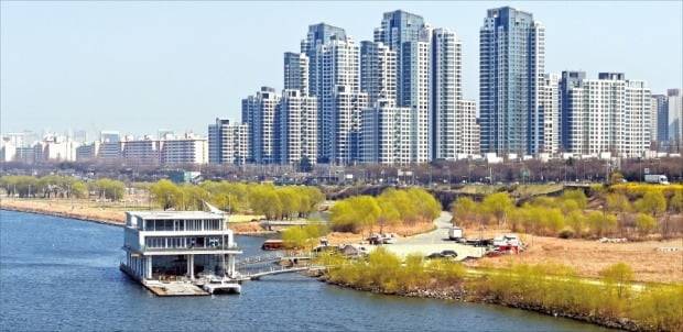 매매가격이 ‘8·2 부동산 대책’ 발표 이전보다 최고 4억원 가까이 급등한 서울 반포동 아크로리버파크. 이 단지 전용 84㎡는 최고 25억원을 호가한다. /한경DB