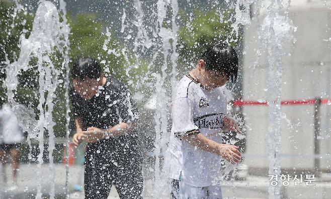 낮 최고 기온이 30도 가까이 오른 지난달 16일 서울 종로구 광화문광장 분수대를 찾은 어린이들이 물놀이를 하고 있다. 권도현 기자