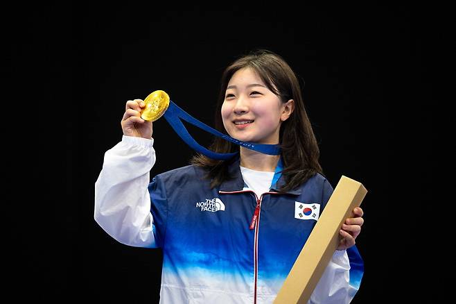 "100번째 金 내가 주인공" 2024 파리올림픽 공기소총 10m 여자 개인전 정상에 오른 반효진이 금메달을 들어 보이며 환하게 웃고 있다. 한국 하계올림픽 100번째 금메달의 주인공이 된 반효진은 최연소 올림픽 메달리스트(만 16세10개월18일)로도 이름을 남기게 됐다. 파리 이충우 기자