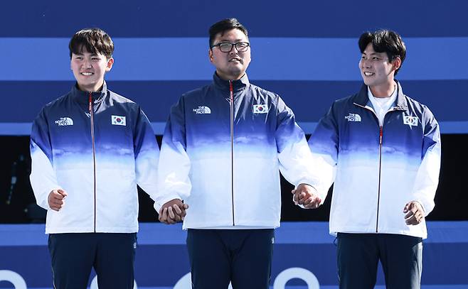 대한민국 양궁대표팀 김우진, 김제덕, 이우석이 30일(한국시간) 프랑스 파리 앵발리드에서 열린 2024 파리올림픽 양궁 남자 단체전 결승 시상식에서 시상대로 오르고 있다. 뉴스1