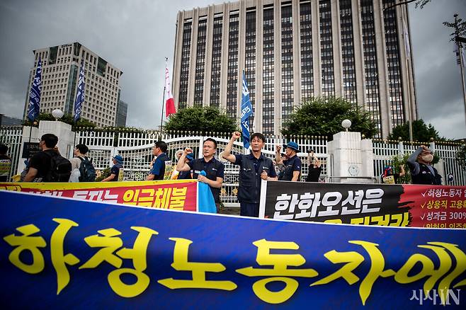 현수막을 들고 집회에 참여한 금속노조 소속 조선업 하청·비정규직 노동자들이 구호를 외치고 있다. ⓒ시사IN 신선영
