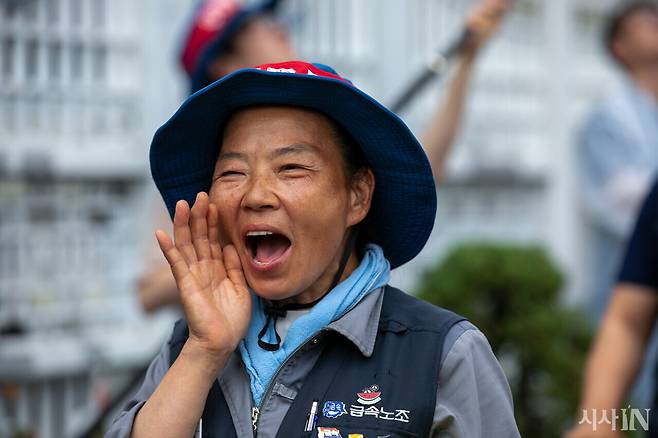 상경 집회에 참여한 조선업 하청 노동자 나윤옥 조합원이 정부서울청사를 향해 함성을 지르고 있다. ⓒ시사IN 신선영