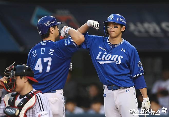 삼성 포수 강민호(왼쪽)는 30일 잠실구장에서 열린 '2024 신한 SOL Bank KBO 리그' LG와 주중 3연전 첫 번째 맞대결에서 4번타자 포수로 선발 출전했다. 4회초 2점 홈런으로 결승포를 쳐 팀 승리에 힘을 보탰다. 잠실, 박지영 기자