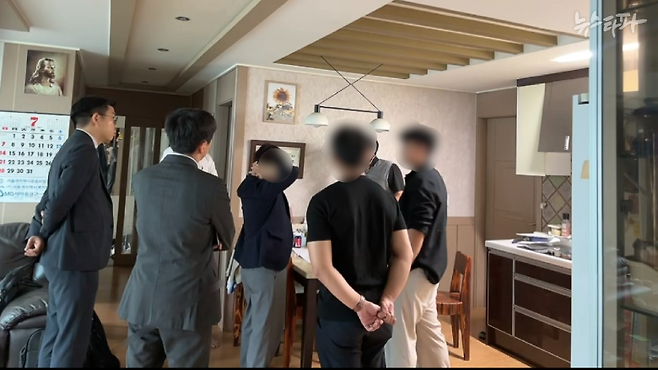지난 24일, '쿠팡 블랙리스트' 제보자인 김준호 씨 자택을 압수수색하는 경찰의 모습. 오른쪽 4명이 경기남부경찰청 수사관들이다.
