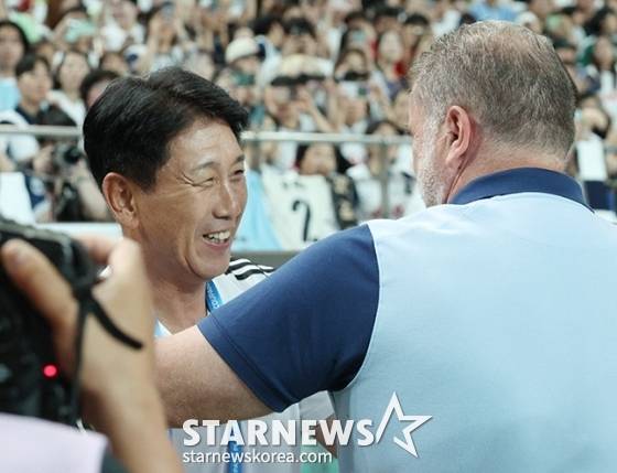 '2024 쿠팡플레이 시리즈' 팀 K리그 대 토트넘 홋스퍼(Tottenham Hotspur) 경기가 31일 오후 서울월드컵경기장에서 열렸다. 포스테코글루 감독이 팀 K리그 박태하 감독을 찾아가 인사하고 있다. /사진=김진경 대기자