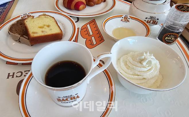 지난달 31일 서울 강남구 ‘바샤커피’ 청담 플래그십 스토어 2층 커피룸에 세팅된 테이블. 커피를 주문하면 상티이 크림, 바닐라빈, 크리스탈 설탕 등이 함께 준비된다. 크루아상 등 베이커리류는 커피맛을 배가할 수 있도록 구성됐다. (사진=경계영 기자)
