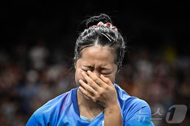 신유빈이 1일 오후(한국시간) 열린 2024 파리 올림픽 탁구 여자 단식 8강에서 승리한 뒤 눈물을 흘리고 있다. ⓒ AFP=뉴스1
