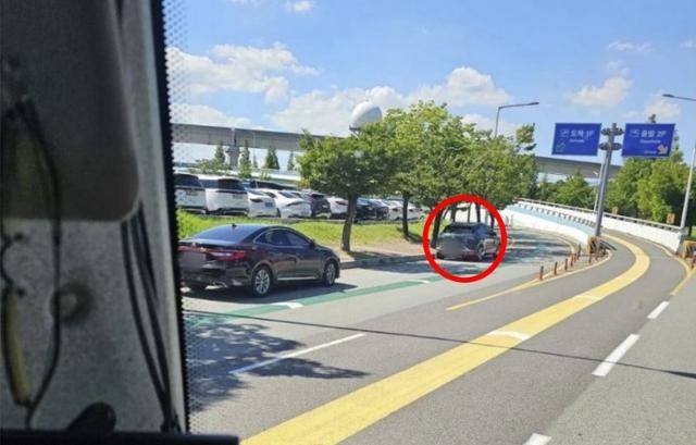 지난달 31일 SNS에 올라온 김해국제공항 도착층 진입로에 주차돼 있는 차량 사진. SNS 캡처