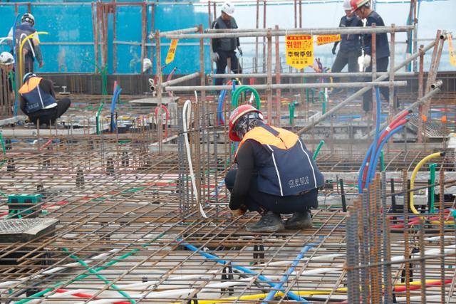 전국 대부분 지역에 폭염특보가 발효된 지난달 29일 인천 중구의 한 공사현장에서 근로자들이 구슬땀을 흘리고 있다. 뉴스1