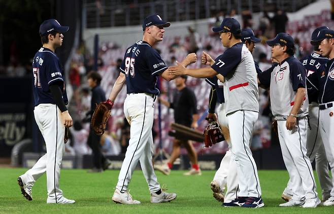 <yonhap photo-8099="">(광주=연합뉴스) 조남수 기자 = 31일 광주기아챔피언스필드에서 열린 프로야구 두산 베어스와 KIA 타이거즈의 경기. 두산 이승엽 감독이 KBO 역대 한 경기 최다득점인 30득점 달성에 큰 역활을 한 제러드를 격려하고 있다. 2024.7.31 iso64@yna.co.kr/2024-07-31 22:54:56/ <저작권자 ⓒ 1980-2024 ㈜연합뉴스. 무단 전재 재배포 금지, AI 학습 및 활용 금지></yonhap>