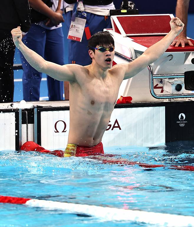 중국의 판잔러가 1일(한국시간) 프랑스 파리 라 데팡스 아레나에서 열린 대회 남자 자유형 결승에서 46초40으로 세계 신기록을 세우며 우승한 뒤, 전광판을 바라보고 있다. 2024.7.31 낭테르=올림픽사진공동취재단/YA