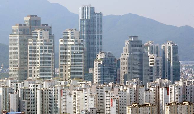 서울 강남 일대에서 신고가 거래가 이어지고 있다. 사진은 서울 강남 일대 아파트 밀집 지역. /사진=뉴시스