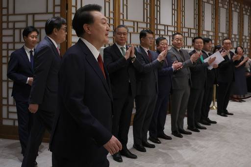 윤석열 대통령이 2일 서울 용산 대통령실 청사에서 열린 신임 장관 등 임명장 및 재외공관장 신임장 수여식을 위해 입장하고 있다. 대통령실사진기자단