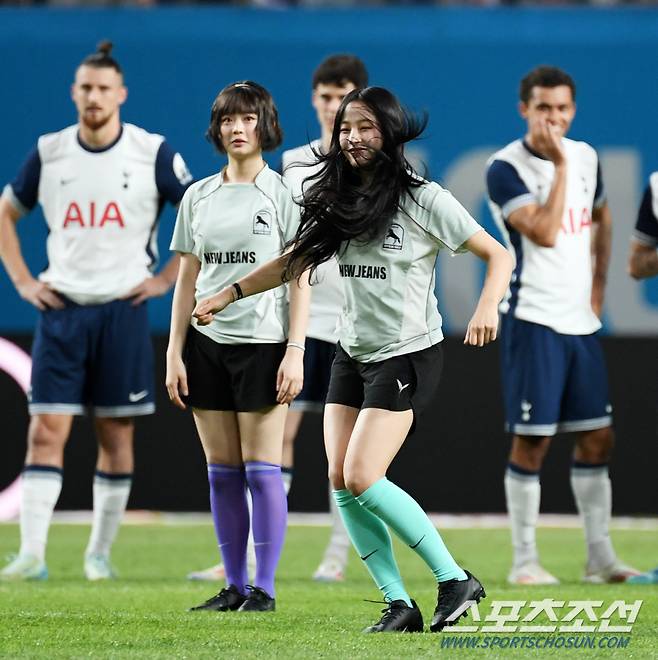 토트넘 홋스퍼와 바이에른 뮌헨의 친선경기가 3일 서울월드컵경기장에서 열렸다. 뉴진스 민지가 시축을 하고 있다. 상암=박재만 기자 pjm@sportschosun.com /2024.08.03/