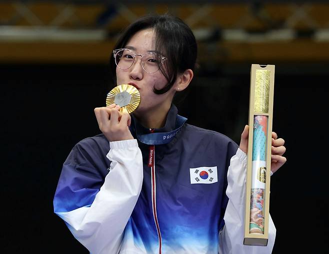 양지인이 3일 파리 올림픽 사격 여자 25m 권총에서 금메달을 딴 후 시상대에서 메달에 입을 맞추고 있다. /올림픽사진공동취재단