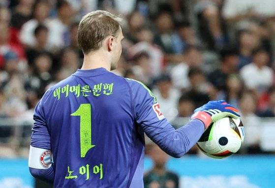 뮌헨 골키퍼 노이어가 착용한 한글 유니폼. 뉴스1