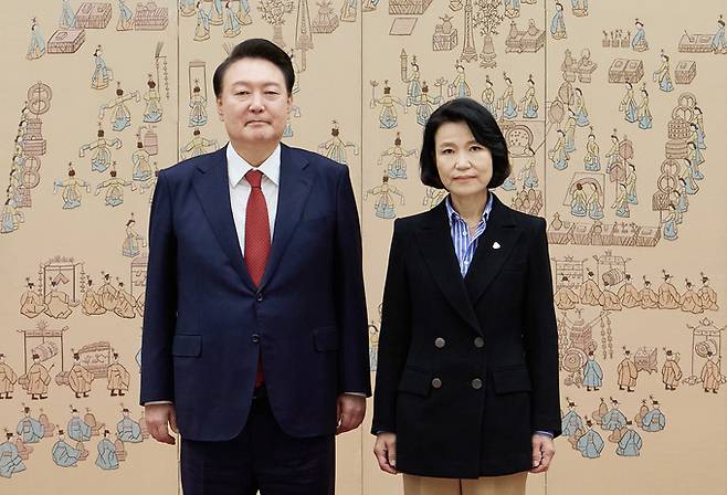 윤석열 대통령이 1일 서울 용산 대통령실 청사 자유홀에서 열린 방송통신위원장 임명장 수여식에서 이진숙 방송통신위원장에게 임명장을 수여한 뒤 기념촬영을 하고 있다. 대통령실 제공