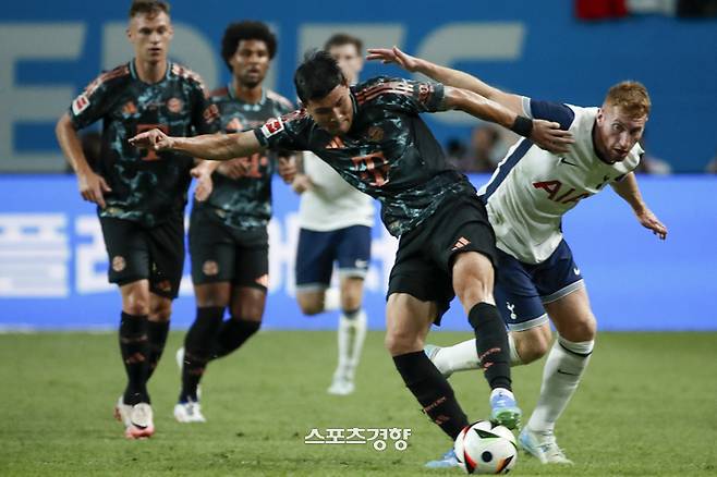 독일 프로축구 분데스리가 바이에른 뮌헨 김민재가 3일 서울상암월드컵 경기장에서 열린 2024쿠팡플레이시리즈 잉글랜드 프로축구 프리미어리그(EPL) 토트넘 훗스퍼와의 경기에서 볼경합을 하고 있다. 2024.08.03 문재원 기자